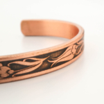 Bracelet fin en cuivre pur orné d'un motif de tulipes traditionnel noir à l'extérieur.
