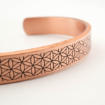 Pulsera de diseño en cobre puro con motif de flor de la vida exterior y grabado interior de la oración Ayat al-Kursi.
