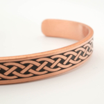 Pulsera de diseño en cobre puro con motivo trenzado exterior y grabado interior de la oración Ayat al-Kursi.