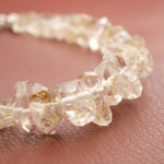 Bracelet de luxe orné de cristaux de quartz diamant de Herkimer naturels originaux avec inclusions d'or ve fermoir en argent 925.