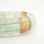 Bracciale di design ornato con gemme di fluorite naturale originale a taglio rettangolare stile rolex con sfumature verdi.