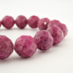 Bracelet de luxe orné de perles en rubis naturel original de qualité 5A+ avec une coupe facettée élégante.