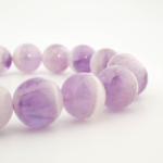 Bracelet orné de perles rondes de 12-13mm en améthyste bicolore naturelle originale aux reflets violets et blancs.
