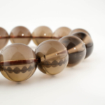 Bracelet orné de perles rondes de 14-15mm en quartz fumé naturelle originale de qualité 6A+ aux éclats marron translucide.
