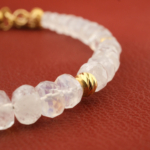 Bracelet raffiné orné de perles rondelles facettées de 4-6mm en pierre de lune naturelle originale et argent 925 doré.