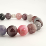Bracelet de prestige orné de perles rondes de 10mm en spinelle multicolore naturelle originale.