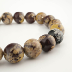 Bracelet orné de perles rondes de 10-11mm en jaspe chocolat naturelle originale aux reflets chauds.