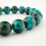 Bracelet orné de perles rondes de 10-11mm en malachite et chrysocolle naturelle originale de qualité 6A+ aux reflets bleus et verts.