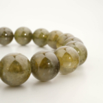 Bracelet orné de perles rondes de 11-12mm en péridot naturelle originale de qualité 6A+ aux éclats vert olive.