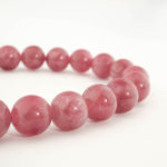 Bracelet orné de perles rondes de 8-9mm en tourmaline rose naturelle originale aux reflets doux.