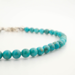 Bracelet orné de fines perles rondes de 4mm en turquoise naturelle originale et fermoir en argent 925.