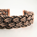 Gros bracelet tressé en cuivre pur fait main avec des finitions patinées rétros.