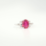 Anello di design elegante da donna ornato con gemma di rubino originale taglio ovale su argento 925.