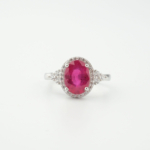 Anello di design elegante da donna ornato con gemma di rubino originale e zirconi su argento 925.