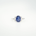 Anello di design elegante da donna ornato con gemma di zaffiro blu originale taglio ovale su argento 925.