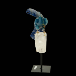 Sculpture de perroquet de prestige sculptée en sodalite, calcite bleue et cristal de roche sur socle métallique.