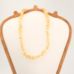 Collier pour bébé en ambre baltique naturel original certifié (5-7g, 30-35cm) avec perles couleur beurre et nœuds de sécurité.