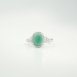 Anillo de diseño elegante para mujer adornado con gema de esmeralda natural original y circonitas en plata de ley 925.