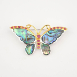 Broche y colgante de diseño de lujo en plata de ley 925 con forma de mariposa, adornado con nácar abalone natural y rubíes rojos.