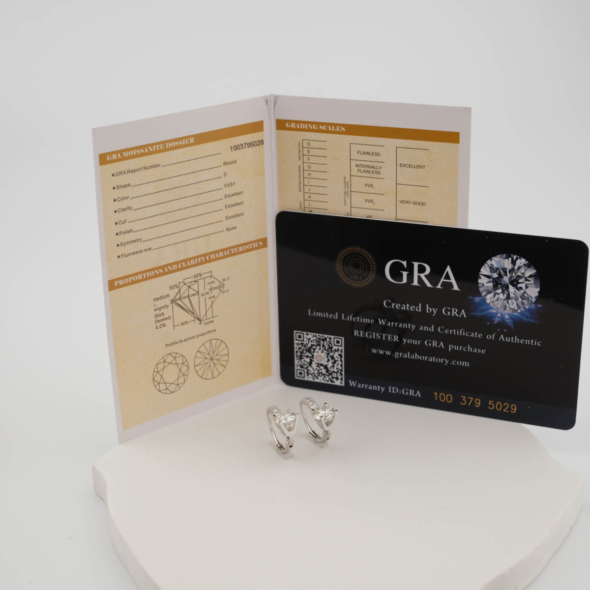 Orecchini a cerchio di design di lusso in argento sterling 925, ornati con gemme di moissanite certificate GRA a taglio rotondo solitario.