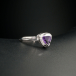 Handgefertigter Damen-Ring aus 925 Silber mit einem originalen Amethyst-Naturstein im Trillion-Fasetten-Schliff.