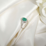 Anello di design elegante da donna ornato con gemma di smeraldo originale e zirconi su argento 925.