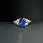 Handgefertigter Damen-Ring aus 925 Silber mit einem originalen blauen Saphir-Naturstein im Oval-Fasetten-Schliff.