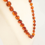 Collier pour adulte en ambre baltique naturel original certifié (18-21g, 59-62cm) avec perles de couleur cognac.