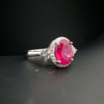 Handgefertigter Damen-Ring aus 925 Silber mit einem originalen Rubin-Naturstein und Zirkonia-Halo.