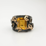Anello di design da uomo in argento sterling 925 brunito, ornato con una gemma di citrino naturale a forma di scudo artigianale con dettagli in oro.