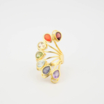 Anello di design di lusso da donna in argento sterling 925 placcato oro, ornato con sette gemme naturali a taglio sfaccettato.