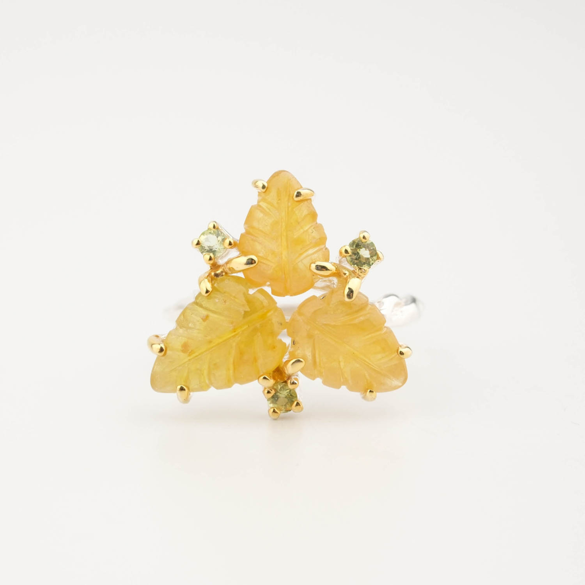 Bague de luxe pour femme en argent sterling 925 avec griffes plaquées or, ornée d'un saphir jaune sculpté en feuille et de pierres de péridot.