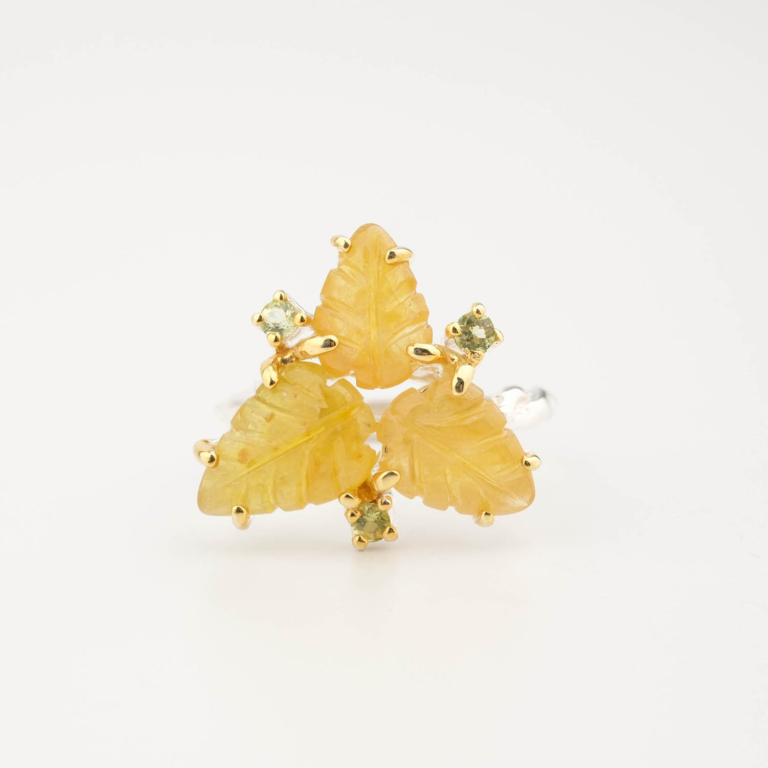 Bague de luxe pour femme en argent sterling 925 avec griffes plaquées or, ornée d'un saphir jaune sculpté en feuille et de pierres de péridot.