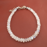 Bracciale di design ornato con sfere sfaccettate da 4-6mm di gemma di pietra di luna originale e argento 925.