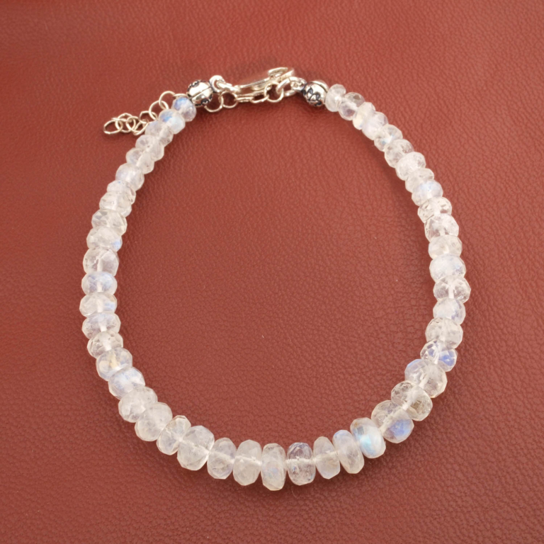 Bracciale di design ornato con sfere sfaccettate da 4-6mm di gemma di pietra di luna originale e argento 925.