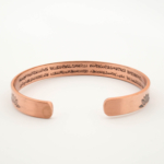 Handgearbeitetes Armband aus originalem purem Kupfer mit Blume-des-Lebens-Motiv außen und eingraviertem Ayat-al-Kursi-Gebet innen.