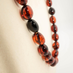 Collana da adulto in ambra baltica naturale originale certificata da 20-25g con grani color ciliegia scuro.
