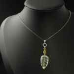 Colgante de diseño de lujo en plata de ley 925 con una piedra de prehnita natural tallada en forma de hoja ve peridotos facetados.