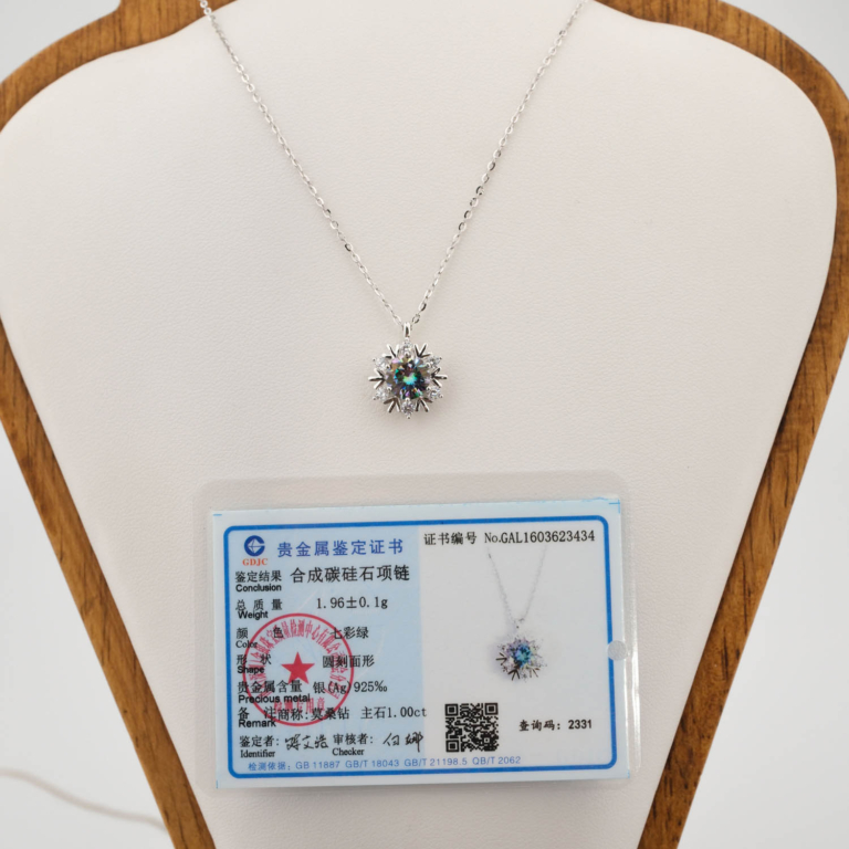 Ciondolo di design di lusso in argento sterling 925 a forma di fiocco di neve, ornato con un topazio mistico naturale certificato.