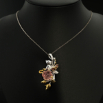 Colgante de diseño de lujo en plata de ley 925, adornado con una piedra turmalina rosa natural tallada en forma de flor.