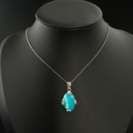 Pendentif de luxe en argent sterling 925 orné d'une gemma turquoise naturelle originale de coupe ovale cabochon.
