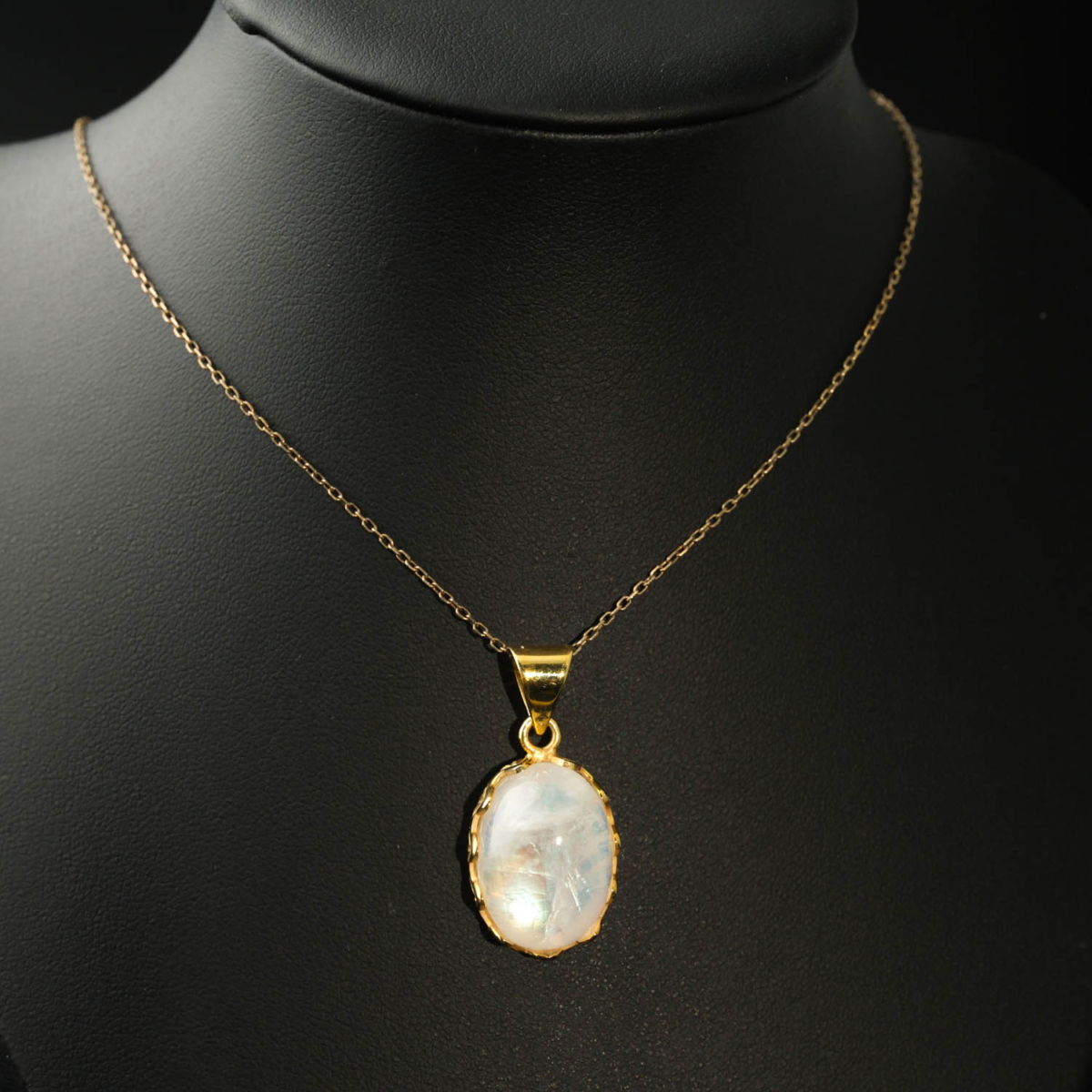 Pendentif de luxe en argent sterling 925 plaqué or orné d'une pierre de lune naturelle originale de coupe cabochon.