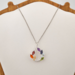 Colgante de diseño de lujo en plata de ley 925 en forma de gota, adornado con siete piedras naturales de corte marquise.