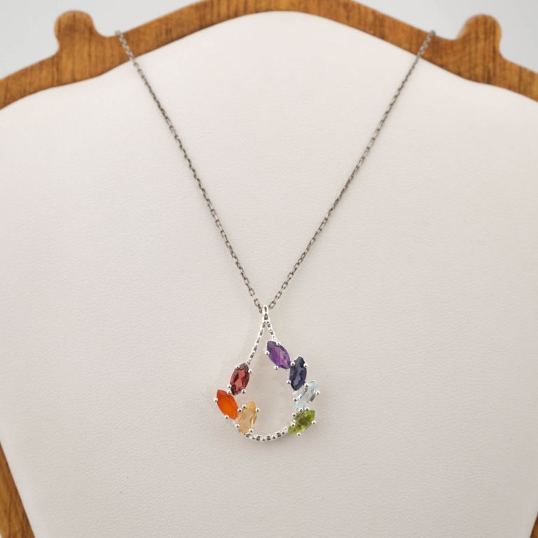 Colgante de diseño de lujo en plata de ley 925 en forma de gota, adornado con siete piedras naturales de corte marquise.
