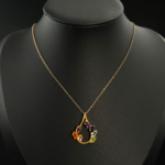 Ciondolo di design di lusso in argento sterling 925 placcato oro a forma di goccia, ornato con sette gemme naturali a taglio marquise.