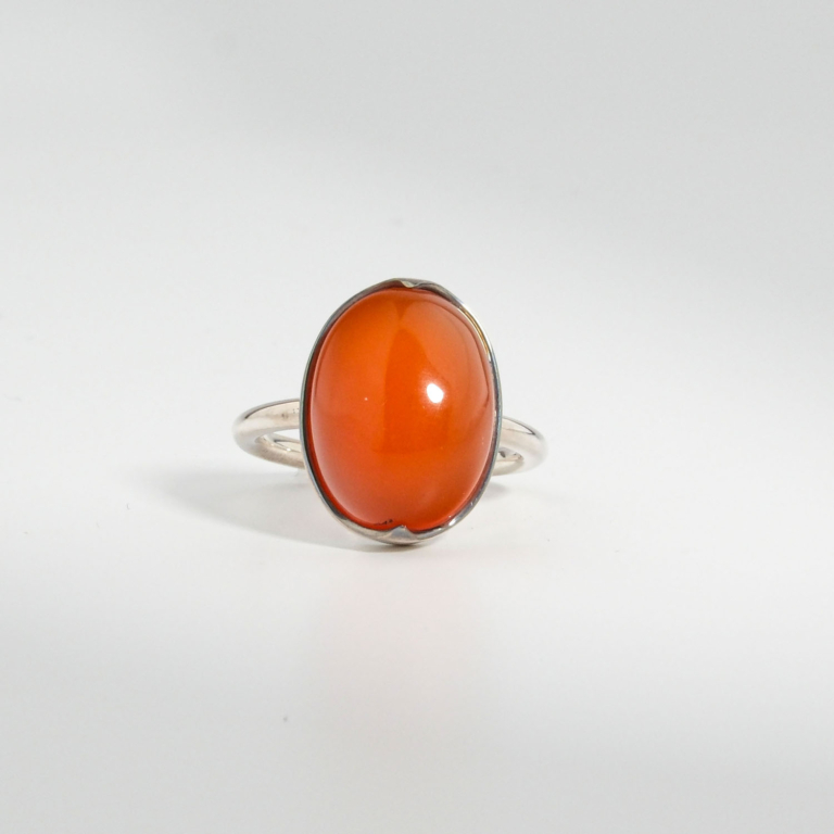 A 925 sterling silver women's ring featuring a natural oval cabochon red carnelian agate gemstone.