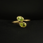 Bague toi et moi pour femme en argent 925 doré sertie de deux péridots verts naturels ovales.