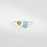 Bague toi et moi pour femme en argent 925 sertie d'un larimar naturel cabochon et d'un péridot facetté.