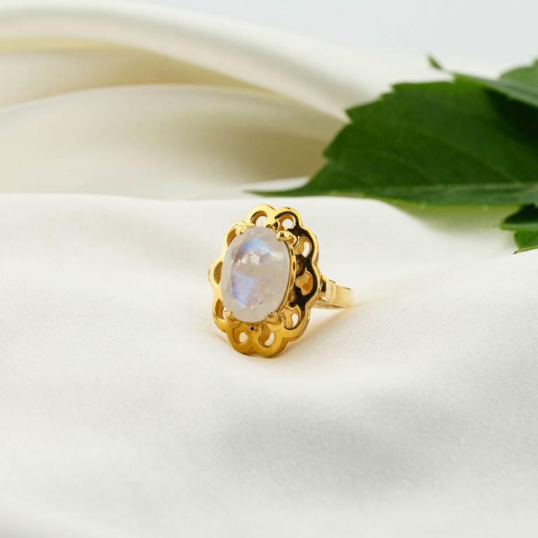 Orijinal 6,5 ct oval kesim mavi ışıltılı hareli ay taşlı dantel motifli gold kaplama 925 ayar gümüş kadın yüzük.
