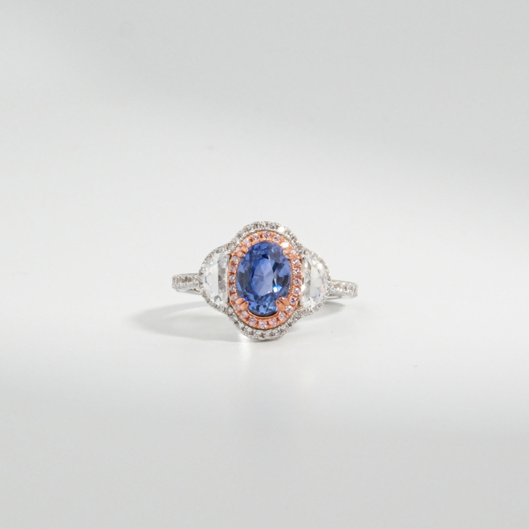 Ženski prsten od srebra 925 sa prirodnim plavim safirom od 1,95 ct i roze cirkonima.